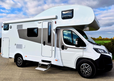 Wohnmobil Seitenansicht rechts mit Treppe
