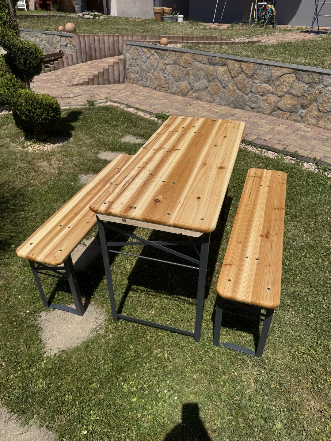 Bierzeltgarnitur im Garten bei Mietopia mieten