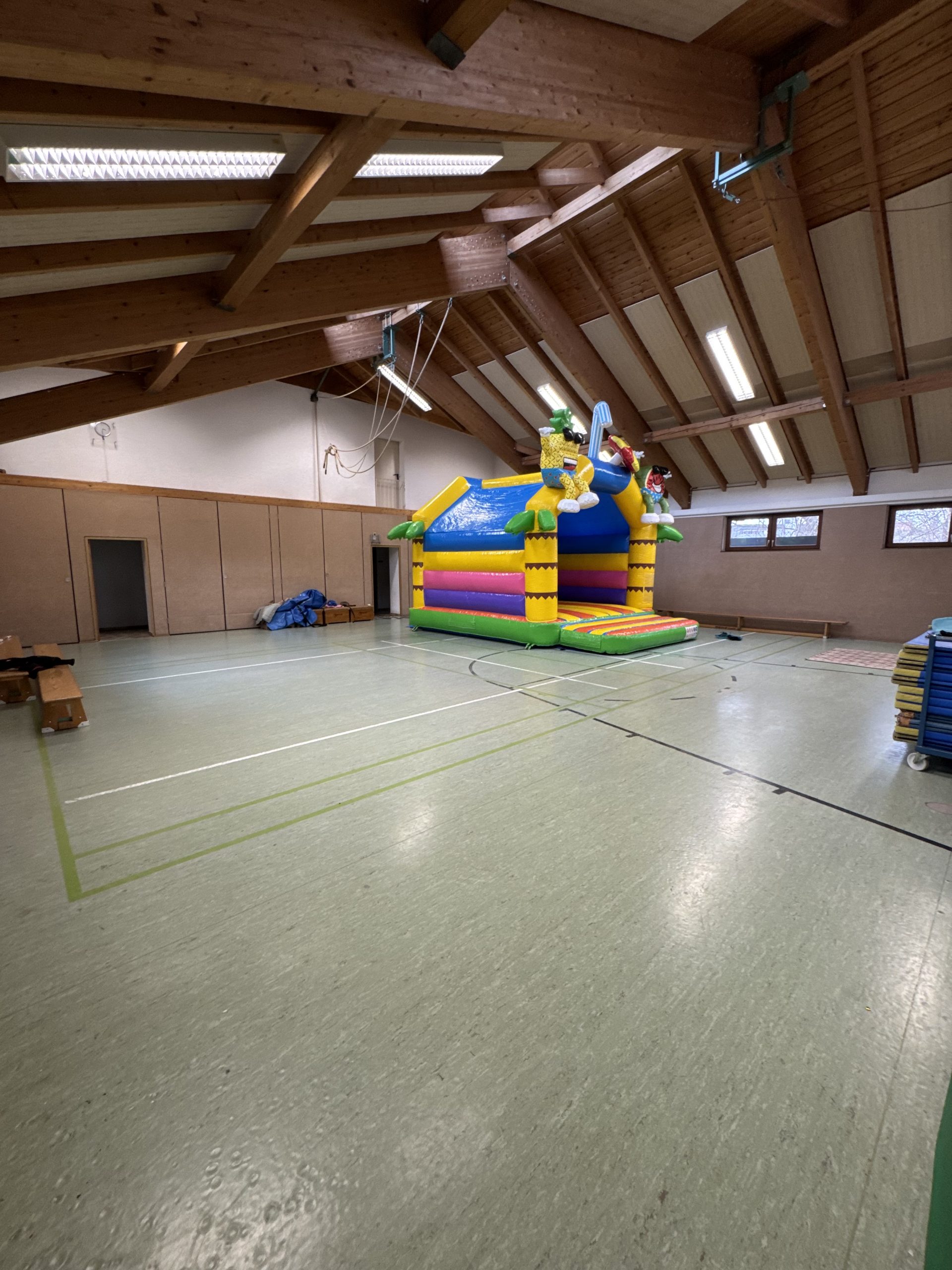 Große Halle mit Hüpfburg und Spielfläche