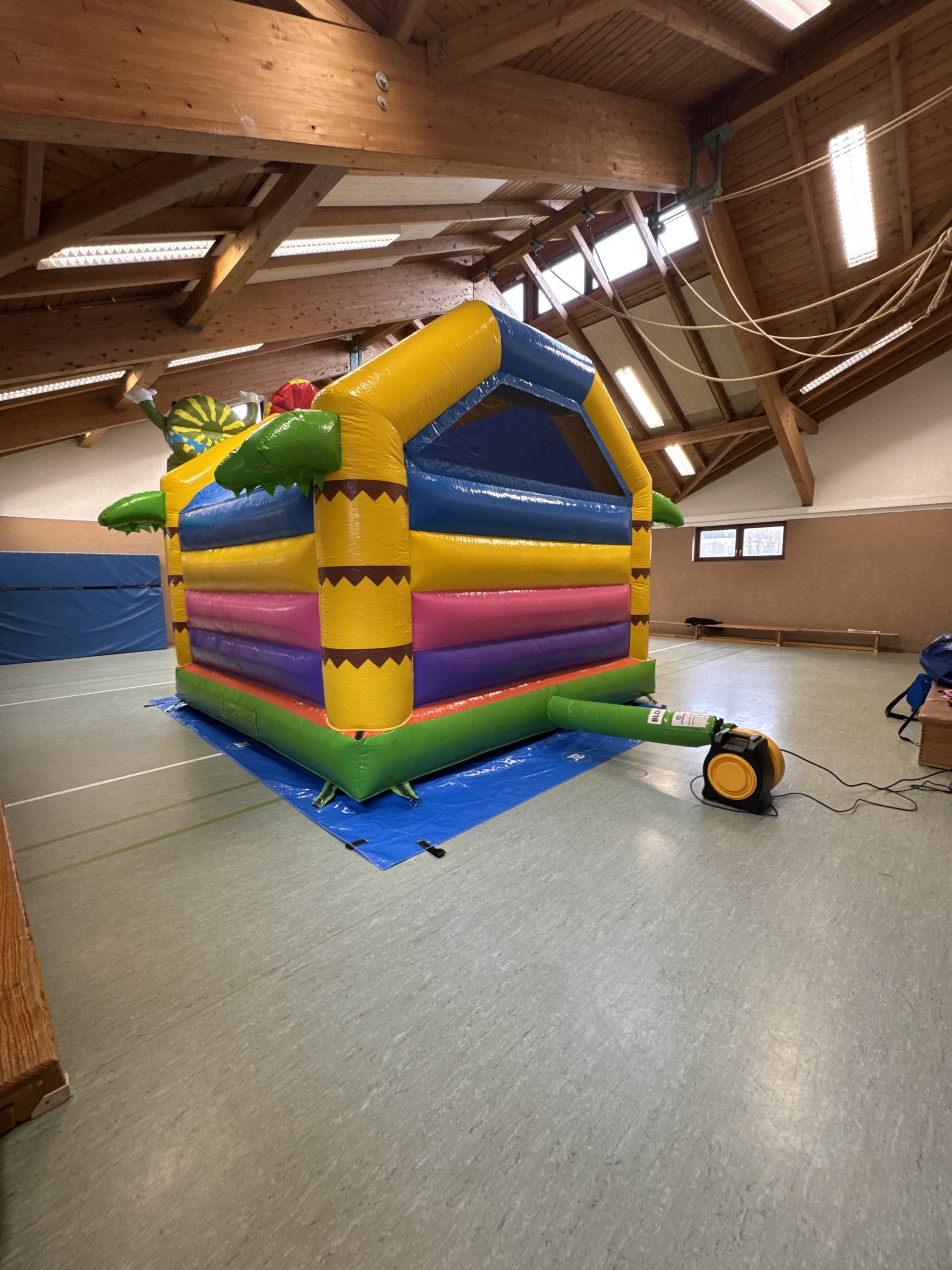 Hüpfburg von hinten in der Halle