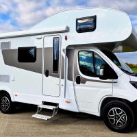 Wohnmobil Seitenansicht rechts mit Treppe